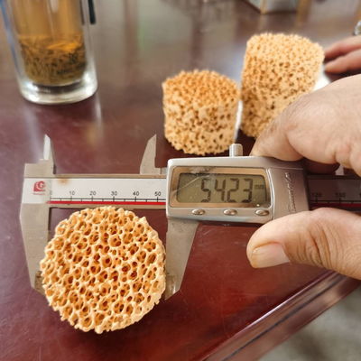 Filtro de espuma cerámica porosa de carburo de silicio para solución de filtración de metales fundidos